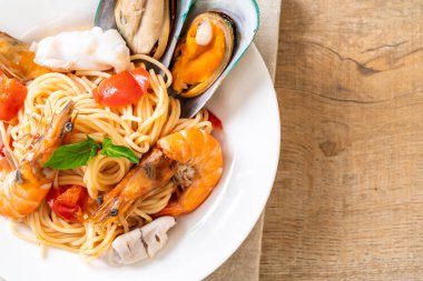 Deniz ürünleri makarna makarna midye, karides, Squis, midye ve domates - İtalyan yemeği tarzı ile