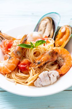 Deniz ürünleri makarna makarna midye, karides, Squis, midye ve domates - İtalyan yemeği tarzı ile