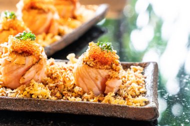 Somon suşi rulo soslu - Japon gıda tarzı