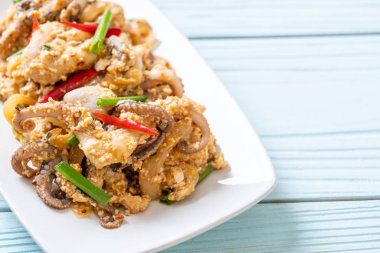 Karıştırılmış kalamar ya da tuzlu yumurtalı ahtapot - Asya deniz ürünleri tarzı