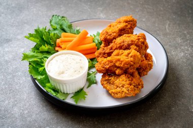 Sebzeli kızarmış tavuk kanadı.