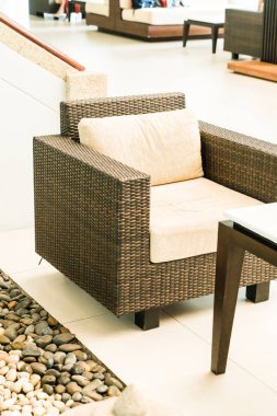 veranda güverte ve otel lobisinde sandalye