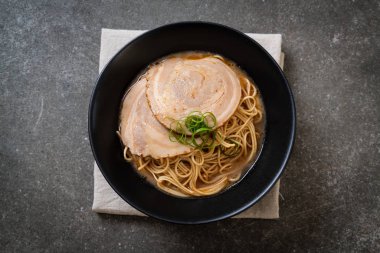 chaashu domuz eti - Japon tarzı ile TONKOTSU ramen erişte