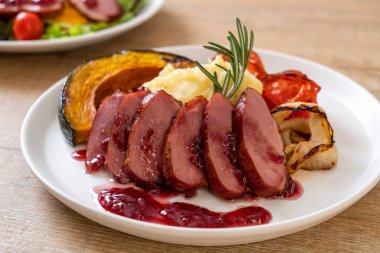 Kızarmış ördek göğsü sos, püre patates ve sebze ile