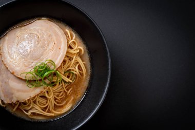 chaashu domuz eti - Japon tarzı ile TONKOTSU ramen erişte