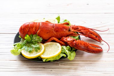 taze Haşlanmış istakoz sebze ve limon ile