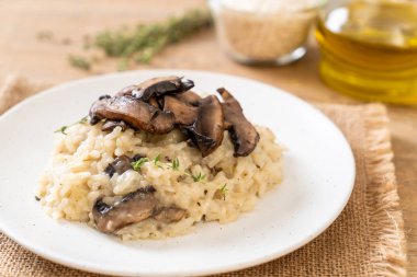 Mantar ve peynir ile ev yapımı risotto