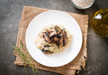 Mantar ve peynir ile ev yapımı risotto