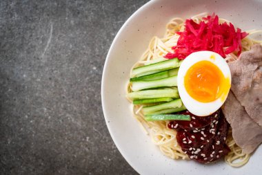 Bibim naengmyeon - Kore soğuk noodles ramen