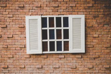 güzel beyaz vintage pencere tuğla duvar
