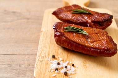 Kızarmış ördek göğsü ahşap tahta üzerinde