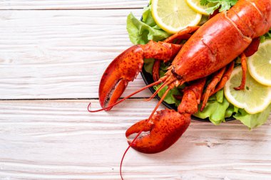 taze Haşlanmış istakoz sebze ve limon ile