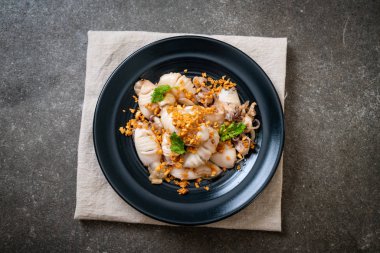 Kızarmış kalamar ya da tabakta sarımsak olan ahtapot.