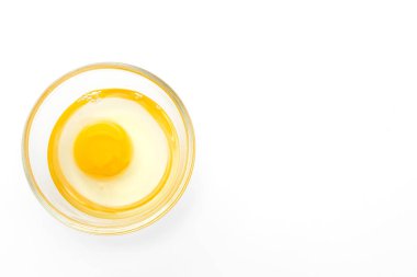 Kırık yumurta ve beyaz arka plan üzerinde izole kabuk