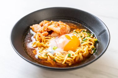 Kimchi ve yumurta - Korece ramen tarzı ile Kore anlık erişte