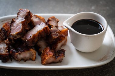 Fried çizgili domuz eti veya gevrek domuz eti veya derin kızarmış domuz eti sos ile