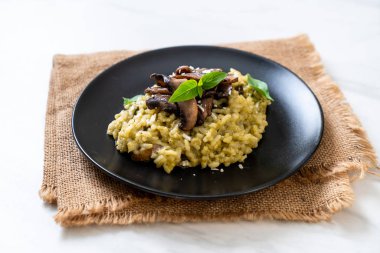 Pesto ve peynir ile ev yapımı Mantarlı Risotto