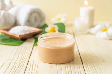 Ahşap zemin üzerine kurulmuş kaplıca tedavileri - Güzellik konsepti