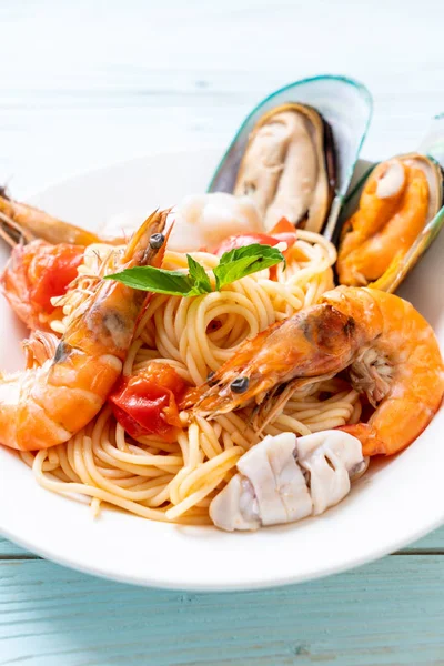 Deniz ürünleri makarna makarna midye, karides, Squis, midye ve domates - İtalyan yemeği tarzı ile