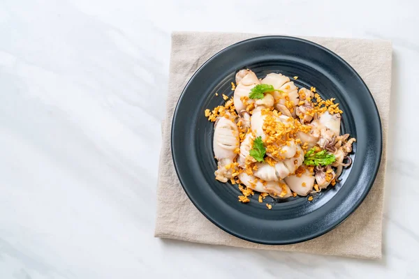 Kızarmış kalamar ya da tabakta sarımsak olan ahtapot.