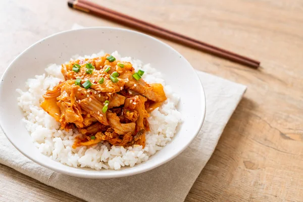 Carne Cerdo Salteada Con Kimchi Sobre Arroz Rematado Estilo Coreano —  Fotos de Stock