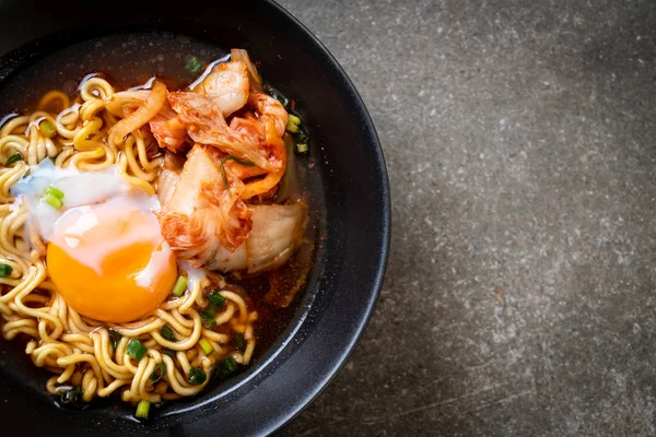 Kimchi ve yumurta - Korece ramen tarzı ile Kore anlık erişte