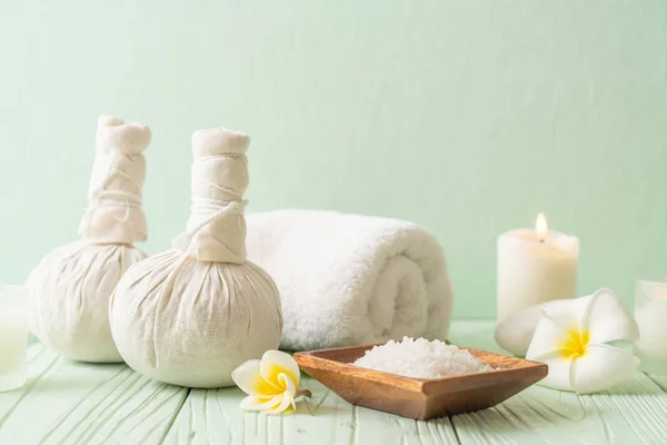 Wellness Kräuterkugel Mit Kerze Und Orchidee Schönheitskonzept — Stockfoto