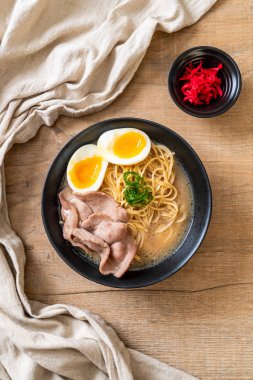 domuz eti ve yumurta - Japon tarzı ile TONKOTSU ramen erişte