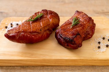 Kızarmış ördek göğsü ahşap tahta üzerinde