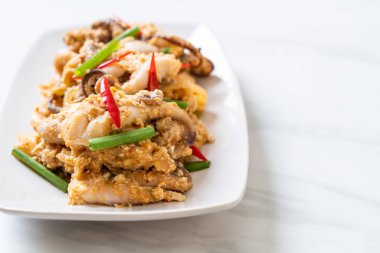 Karıştırılmış kalamar ya da tuzlu yumurtalı ahtapot - Asya deniz ürünleri tarzı