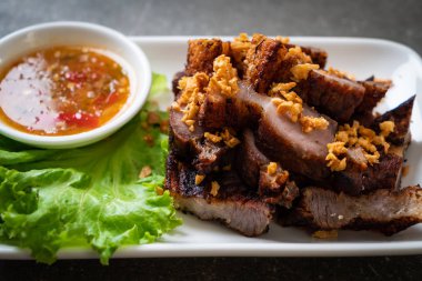 Fried çizgili domuz eti veya gevrek domuz eti veya derin kızarmış domuz yağı sarımsak ile