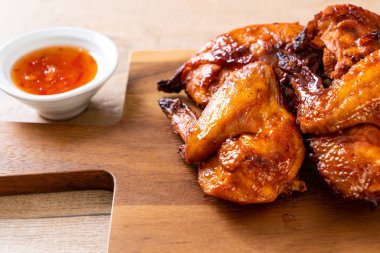 Masada ızgara ve ızgara tavuk.