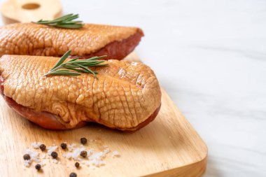 taze çiğ ördek göğsü malzemelerle ahşap tahta üzerinde