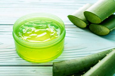 aloe vera jeli ve ahşap zemin dilimlenmiş.