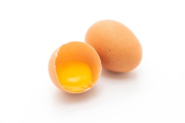 Kırık yumurta ve beyaz arka plan üzerinde izole kabuk