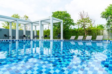 Otel ve tatil seyahat ve tatil için açık yüzme havuzunda havuzuyla yatak