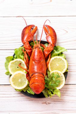 taze Haşlanmış istakoz sebze ve limon ile