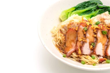 yumurta noodle ile kırmızı kavrulmuş domuz ve beyaz arka plan üzerinde - Asya gıda tarzı izole Mantı