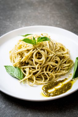 Homamade spagetti pesto sos, zeytin yağı ve fesleğen yaprakları ile.