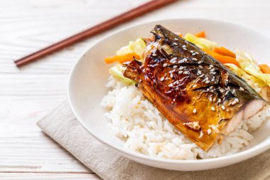 saba balık tepesinde tabağı - Japon tarzı üzerinde teriyaki soslu ızgara