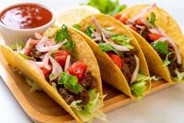 Meksika usulü et ve sebzeli taco.