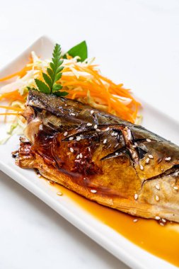 Teriyaki sosu - Japon yemekleri tarzı ile ızgara Saba Balık biftek