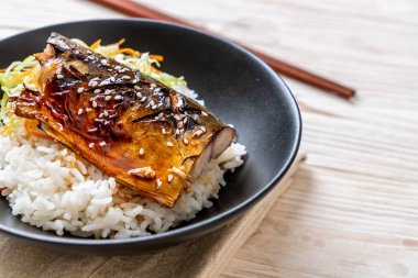 saba balık tepesinde tabağı - Japon tarzı üzerinde teriyaki soslu ızgara