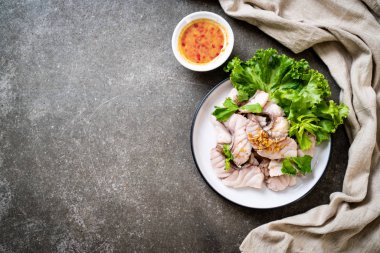 Soslu ve sebzeli haşlanmış balık sosu.