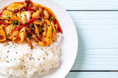 tavada kızartılmış ahtapot veya kalamar ve pirinç - Kore yemeği tarzı ile Kore baharatlı hamur (osam bulgogi)