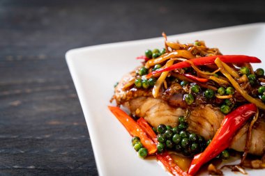 baharatlı tavada kızartılmış ve bitki ile Gruplayıcı balık fileto - Tay gıda tarzı