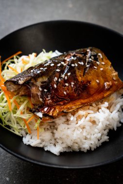 saba balık tepesinde tabağı - Japon tarzı üzerinde teriyaki soslu ızgara
