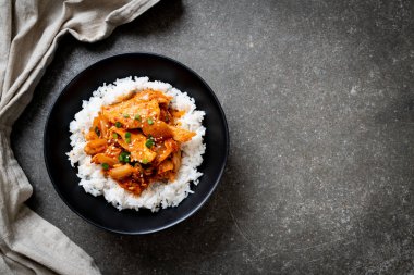 Pirinçli kimchi ve domuz kızartması. Kore usulü.