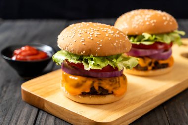 taze lezzetli biftek burger peynir ve ahşap zemin üzerine ketçap