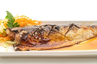 Izgara Saba balık biftekle teriyaki sos izole üzerinde beyaz arka plan